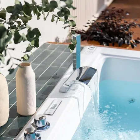 Magno Robles With Jacuzzi And Private Parking Siviglia